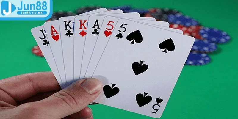 3 đôi thông chặt heo và kinh nghiệm vàng thắng Tiến lên 2 Chặt 2 heo giá trị thấp tạo lợi thế đặc biệt trong ván bài