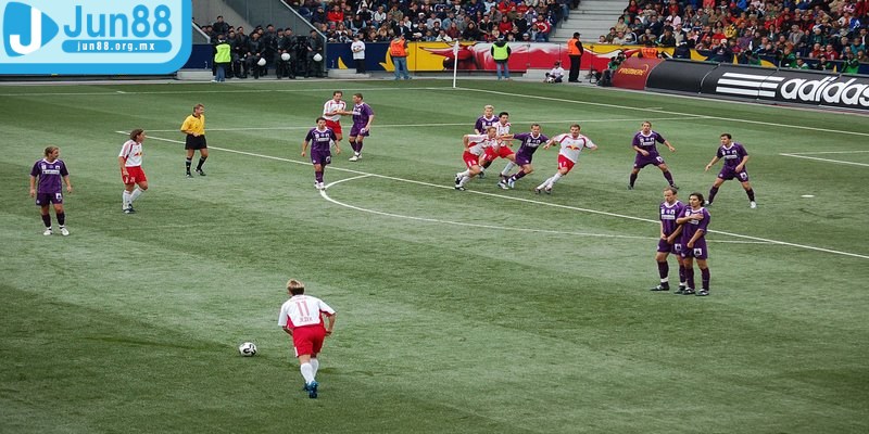 Đá phạt bóng đá tình huống thay đổi kết quả trận đấu 1 Đá phạt bóng đá là hình thức xử lý khi cầu thủ sai phạm trong trận đấu