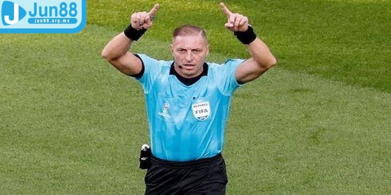 Đá phạt gián tiếp - Quy định thú vị trong bóng đá hiện nay 1 Đá phạt gián tiếp là tình huống phạt đặc biệt trong bóng đá