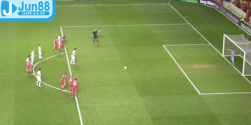 Đá phạt trực tiếp - Khoảnh khắc kịch tính nhất trên sân cỏ 3 Khi thực hiện đá phạt cầu thủ cần nắm vững quy định quan trọng