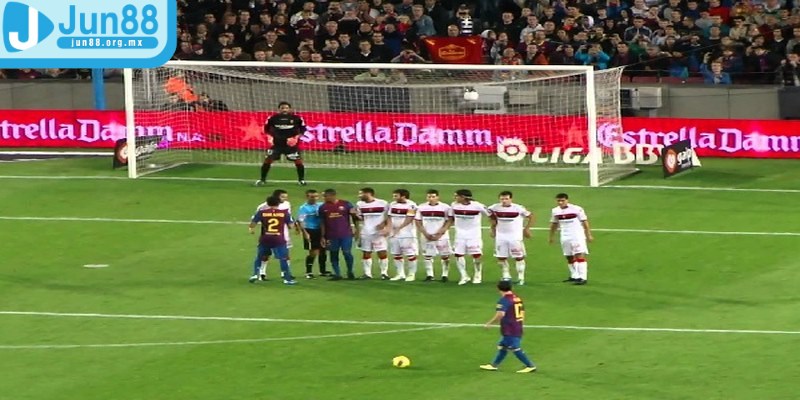 Đá phạt trực tiếp - Khoảnh khắc kịch tính nhất trên sân cỏ 2 Dù là người bảo vệ khung thành, thủ môn cũng có thể phạm lỗi