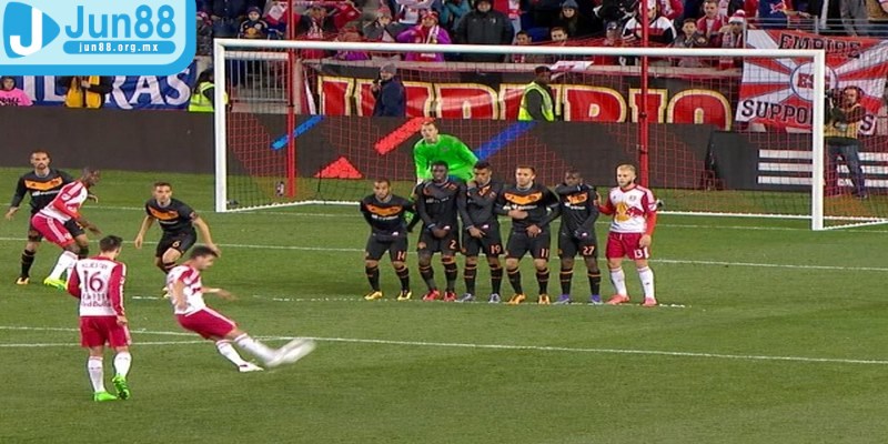 Đá phạt trực tiếp - Khoảnh khắc kịch tính nhất trên sân cỏ 1 Đá phạt trực tiếp tình huống thường diễn ra ở ngoài vòng cấm địa